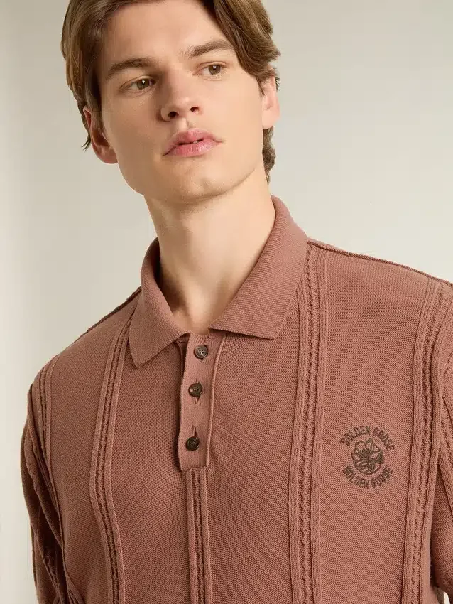 Męska koszulka polo w kolorze ceglastym z haftowanym logo.