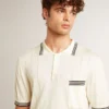 Męska koszulka polo z dzianiny w stylu „worn-white” z niebieskimi ściągaczami