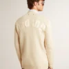 Męski beżowy sweter rozpinany z napisem „Golden” na plecach