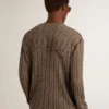 Męski sweter w kolorze trawertynu z naszywką z napisem „Golden” na plecach