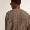 Męski sweter w kolorze trawertynu z naszywką z napisem „Golden” na plecach