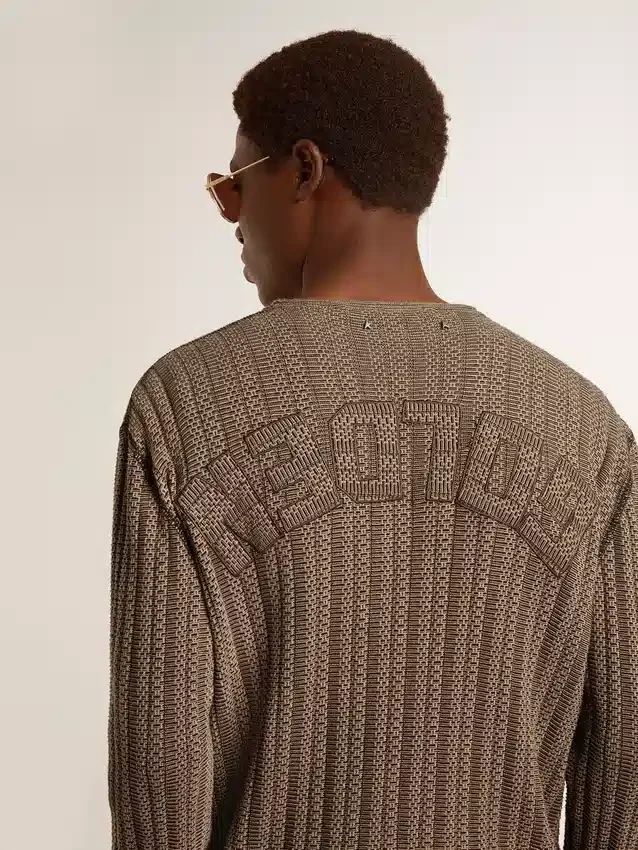 Męski sweter w kolorze trawertynu z naszywką z napisem „Golden” na plecach