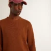 Męski sweter z okrągłym dekoltem i logo z tyłu