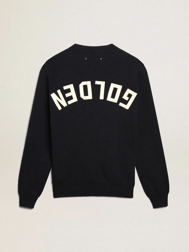 Męski sweter z okrągłym dekoltem z ciemnoniebieskiej bawełny z logo