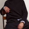 Męski sweter z okrągłym dekoltem z ciemnoniebieskiej bawełny z logo