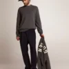 Męski sweter z okrągłym dekoltem z ciemnoszarej bawełny z logo z tyłu