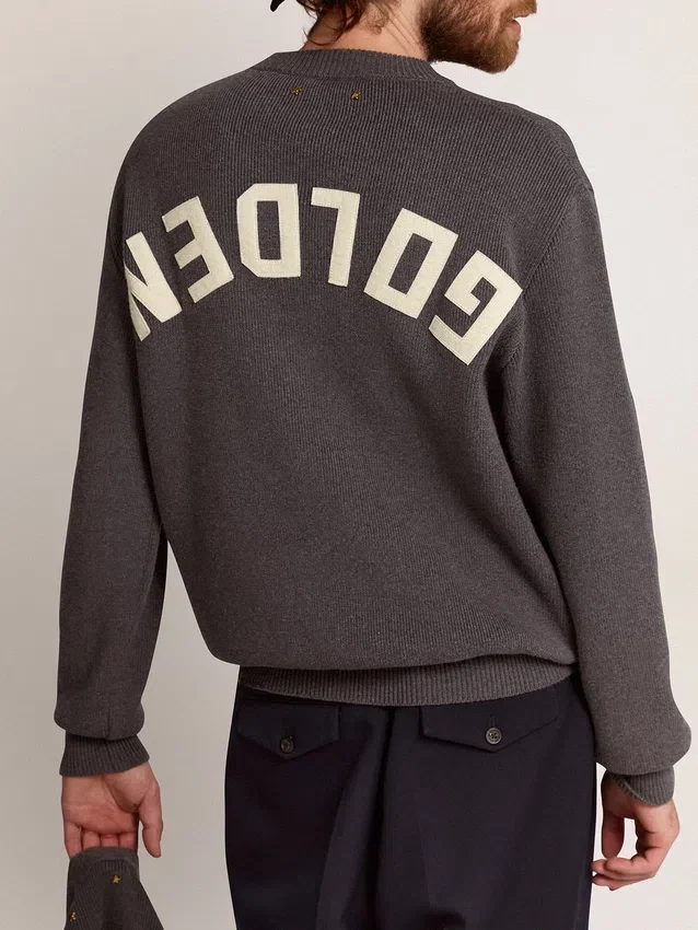 Męski sweter z okrągłym dekoltem z ciemnoszarej bawełny z logo z tyłu