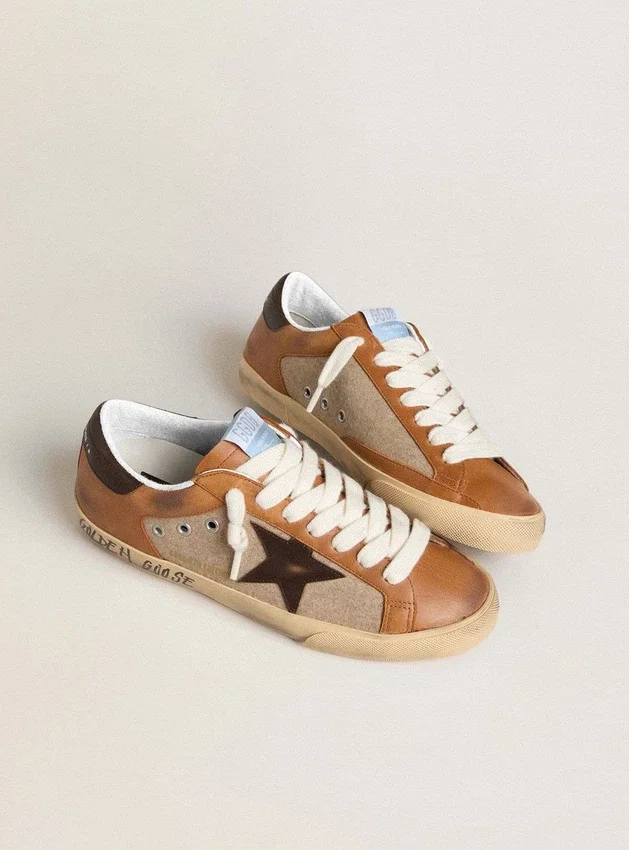 Męskie buty Super-Star LTD z beżowej wełny z brązową skórzaną gwiazdą i wstawkami w kolorze camelowym