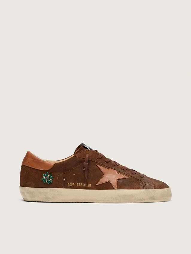 Męskie buty Super-Star LTD z brązowego zamszu z ceglastoczerwoną skórzaną gwiazdą i haftem z zielonymi koralikami