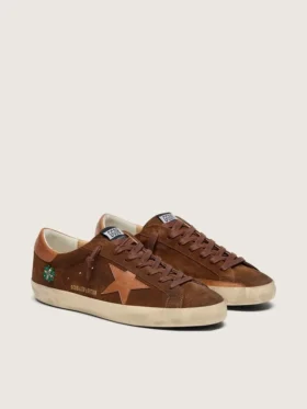Męskie buty Super-Star LTD z brązowego zamszu z ceglastoczerwoną skórzaną gwiazdą i haftem z zielonymi koralikami