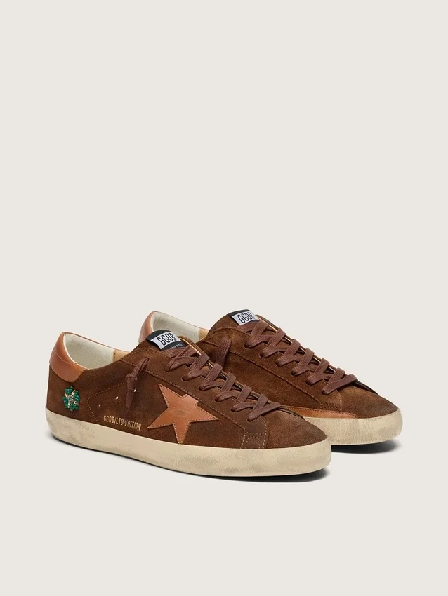 Męskie buty Super-Star LTD z brązowego zamszu z ceglastoczerwoną skórzaną gwiazdą i haftem z zielonymi koralikami