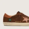 Męskie buty Super-Star LTD z brązowego zamszu z ceglastoczerwoną skórzaną gwiazdą i haftem z zielonymi koralikami