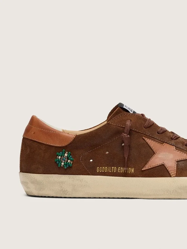 Męskie buty Super-Star LTD z brązowego zamszu z ceglastoczerwoną skórzaną gwiazdą i haftem z zielonymi koralikami