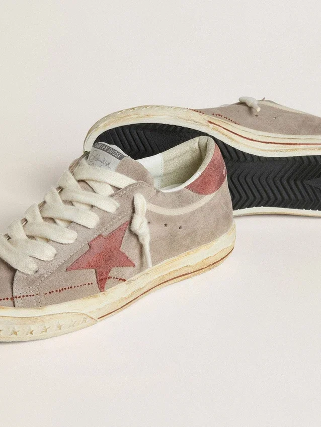 Męskie buty Super-Star LTD z szarego zamszu z czerwoną gwiazdą z woskowanego zamszu i naszywką na pięcie