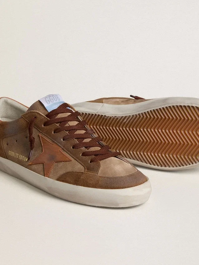 Męskie buty Super-Star z brązowego zamszu z gwiazdą i paskiem na pięcie z jasnobrązowej skóry