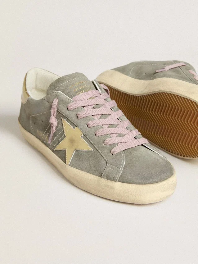 Męskie buty Super-Star z szarego zamszu ze złotą metaliczną skórzaną gwiazdą i wstawką na pięcie