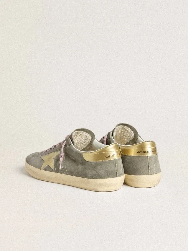 Męskie buty Super-Star z szarego zamszu ze złotą metaliczną skórzaną gwiazdą i wstawką na pięcie