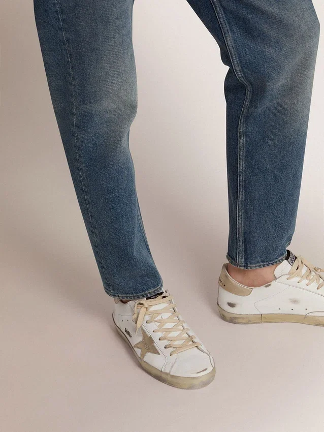 Męskie buty Super-Star ze złotym, błyszczącym paskiem i napisem