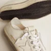 Męskie buty V-Star z białej skóry z białą gwiazdą i jasnoniebieskim paskiem na obramowaniu