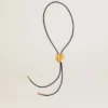 Naszyjnik typu bolo Jewelmates z czarnej skóry z detalami z metalu w kolorze antycznego złota