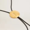 Naszyjnik typu bolo Jewelmates z czarnej skóry z detalami z metalu w kolorze antycznego złota