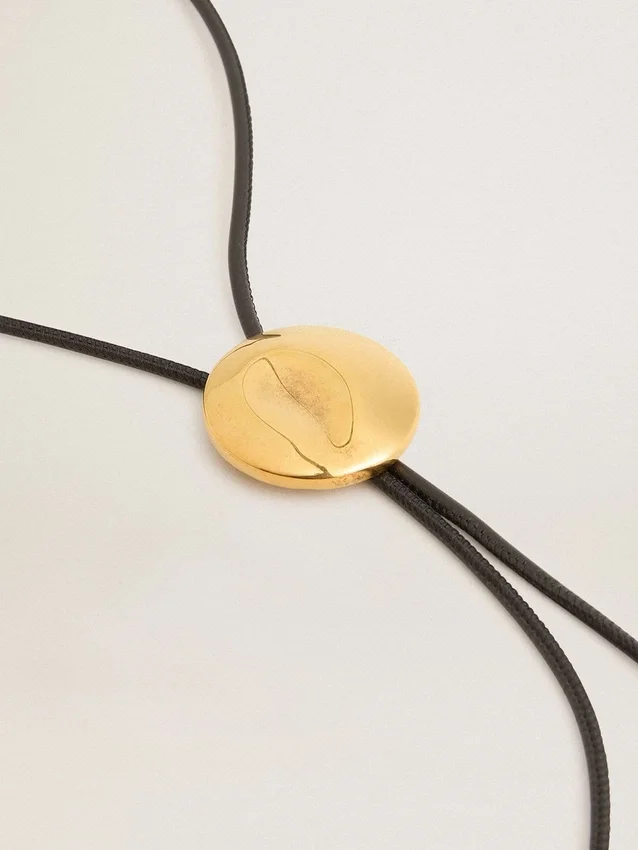 Naszyjnik typu bolo Jewelmates z czarnej skóry z detalami z metalu w kolorze antycznego złota