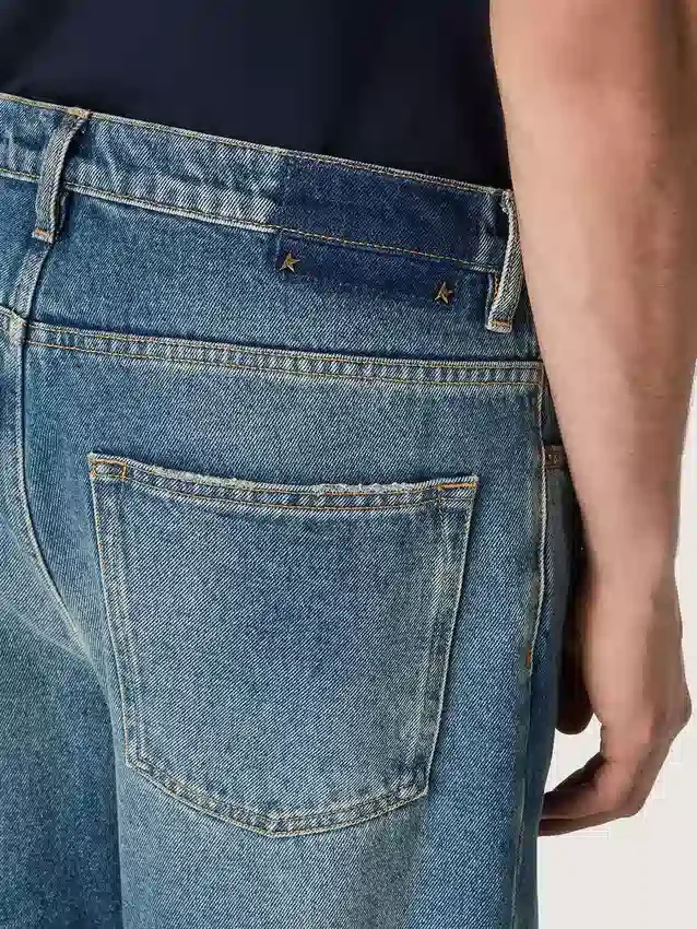 Niebieskie, luźne dżinsy o średnim stopniu sprania