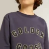 Niebiesko-fioletowa bluza z napisem „golden goose” z przodu