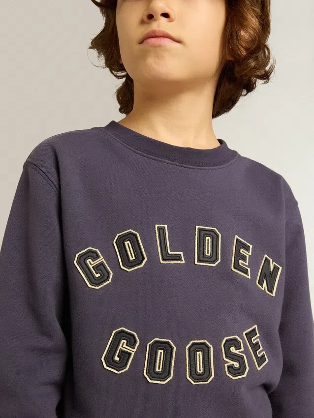 Niebiesko-fioletowa bluza z napisem „golden goose” z przodu