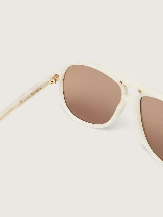 Okulary przeciwsłoneczne typu aviator „Charlie” z perłowo-białą oprawką i złotymi soczewkami