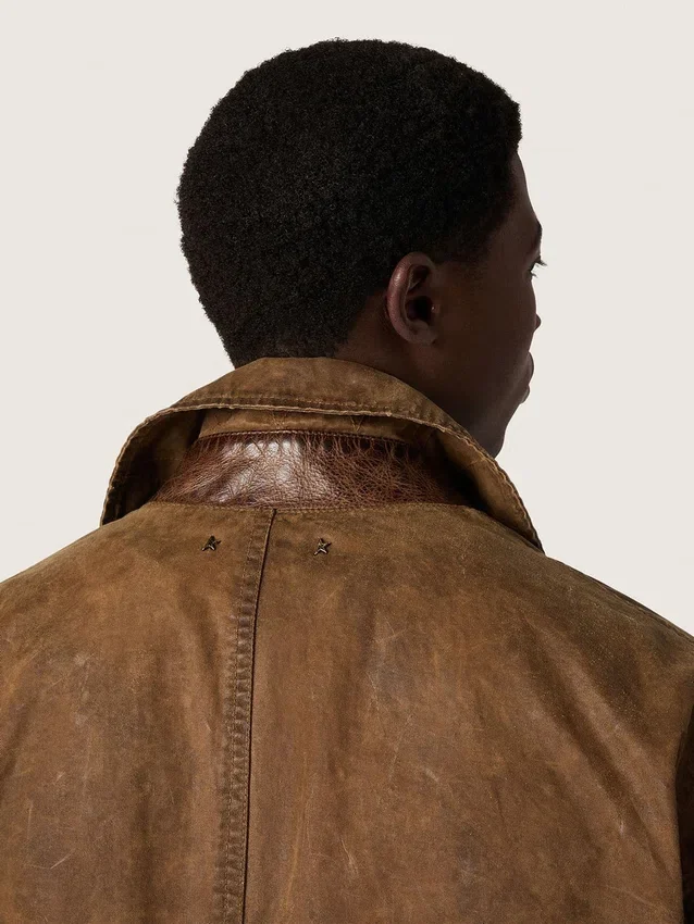 Płaszcz typu trench unisex z brązowego, woskowanego twillu z skórzanymi detalami