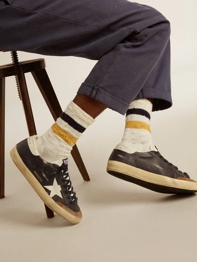 Skarpety w stylu postarzanej bieli z postarzanymi detalami i dwukolorowymi paskami