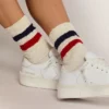 Skarpety w stylu vintage w kolorze białym z postarzanymi detalami i dwukolorowymi paskami