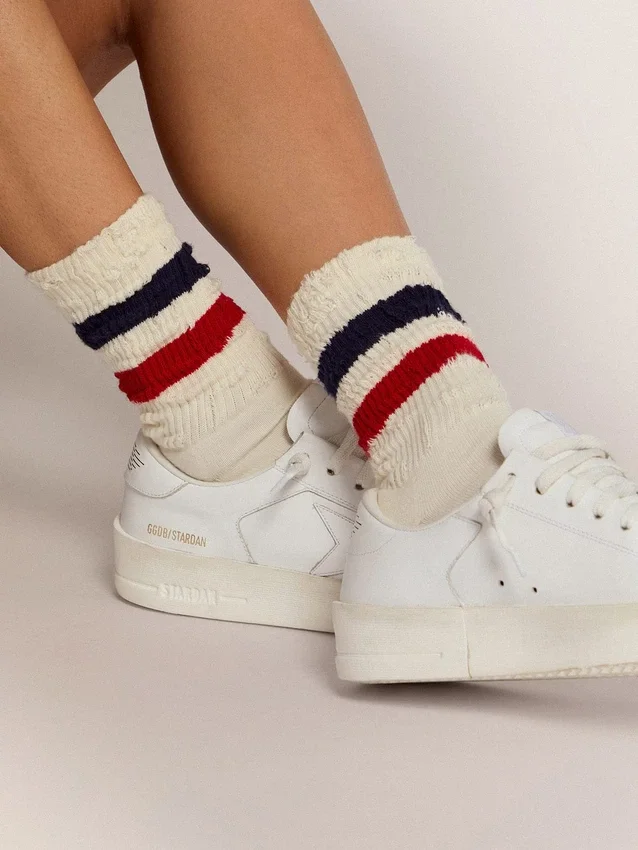 Skarpety w stylu vintage w kolorze białym z postarzanymi detalami i dwukolorowymi paskami