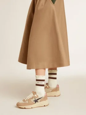 Skarpety w stylu „worn-white” z postarzanymi detalami i brązowymi paskami
