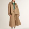 Skarpety w stylu „worn-white” z postarzanymi detalami i brązowymi paskami