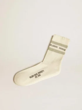 Skarpety w stylu „worn-white” z postarzanymi detalami i szałwiowo-zielonymi paskami