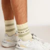 Skarpety w stylu „worn-white” z postarzanymi detalami i szałwiowo-zielonymi paskami