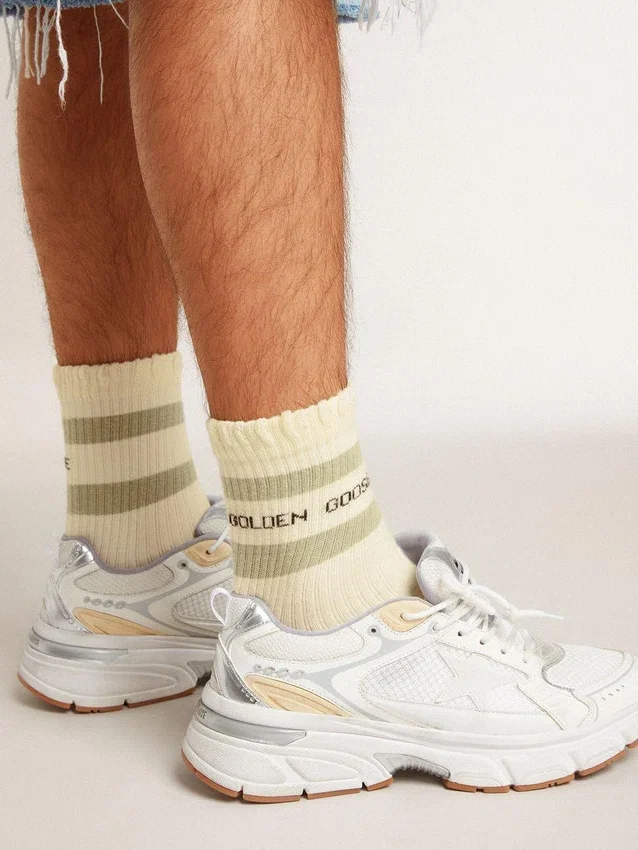 Skarpety w stylu „worn-white” z postarzanymi detalami i szałwiowo-zielonymi paskami