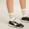 Skarpety w stylu „worn-white” z postarzanymi detalami i szałwiowo-zielonymi paskami