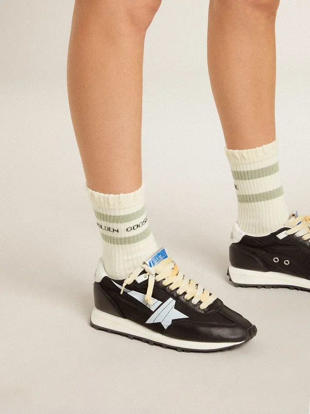 Skarpety w stylu „worn-white” z postarzanymi detalami i szałwiowo-zielonymi paskami