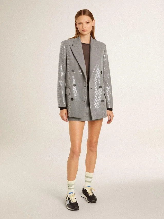 Skarpety w stylu „worn-white” z postarzanymi detalami i szałwiowo-zielonymi paskami