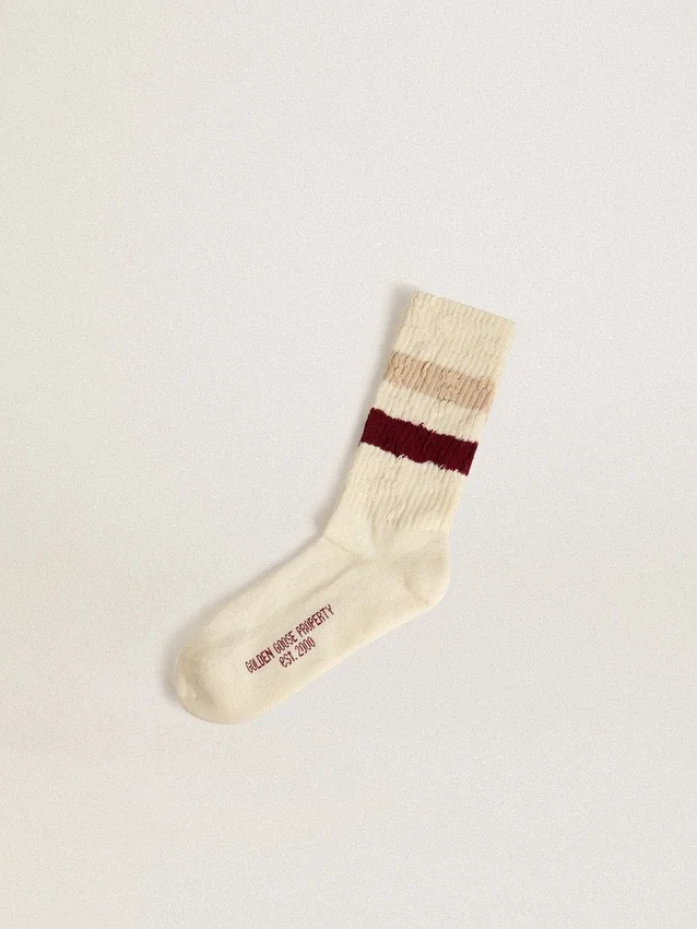 Skarpety w stylu „worn-white” z postarzanymi detalami oraz beżowymi i bordowymi paskami