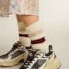 Skarpety w stylu „worn-white” z postarzanymi detalami oraz beżowymi i bordowymi paskami