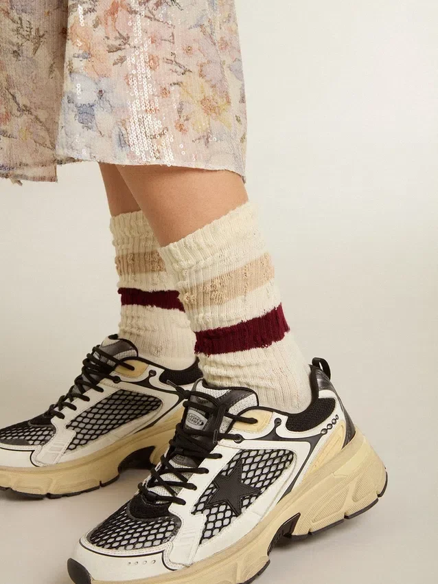 Skarpety w stylu „worn-white” z postarzanymi detalami oraz beżowymi i bordowymi paskami