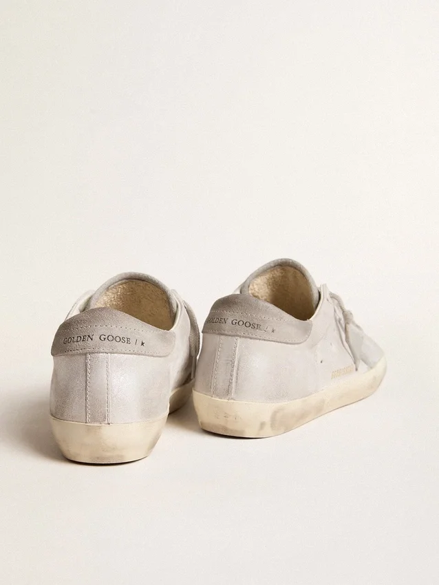 Sneakersy Super-Star z szaro-białej skóry z efektem brokatu i skórzaną gwiazdką
