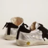 Sneakersy Super-Star ze srebrnej skóry z zamszowymi wstawkami
