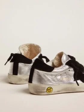 Sneakersy Super-Star ze srebrnej skóry z zamszowymi wstawkami