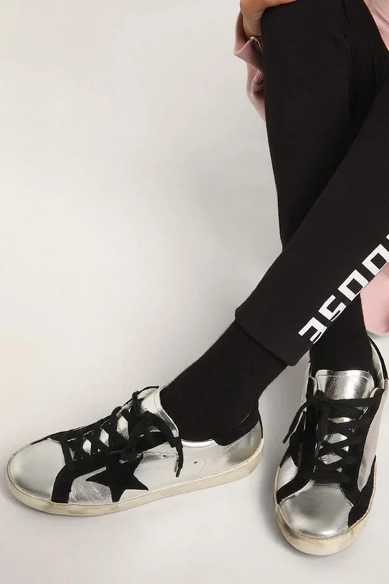 Sneakersy Super-Star ze srebrnej skóry z zamszowymi wstawkami