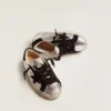 Sneakersy Super-Star ze srebrnej skóry z zamszowymi wstawkami